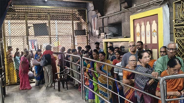 புரட்டாசி பிறந்தது... பெருமாள் கோவில்களில் சிறப்பு வழிபாடு- திரளான பக்தர்கள் தரிசனம்