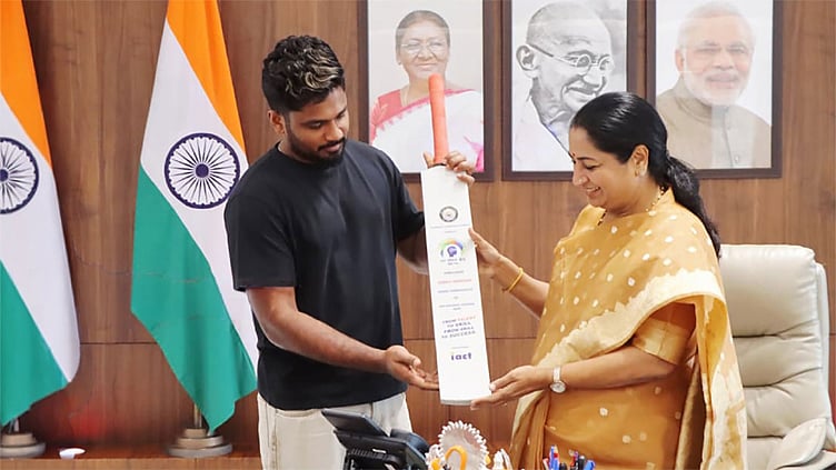 டெல்லி முதல்-மந்திரியை சந்தித்த சஞ்சு சாம்சன்