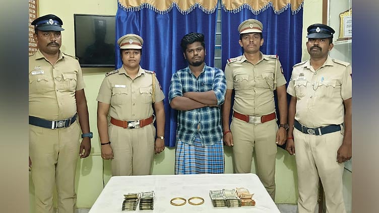 தூத்துக்குடி: 5½ சவரன் தங்க நகை, ரூ.2.10 லட்சம் மீட்பு: வாலிபர் கைது