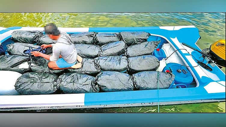 இலங்கைக்கு கடத்திய 800 கிலோ பீடி இலைகள் பறிமுதல்: 2 பேர் கைது