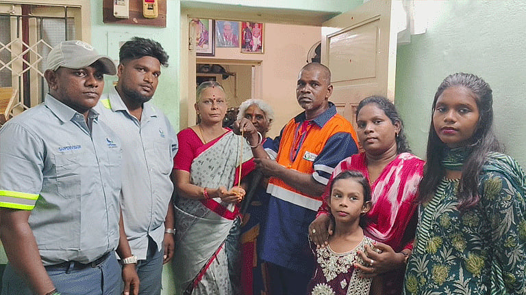 குப்பையில் கிடைத்த 7 பவுன் தங்கச் சங்கிலி: உரியவரிடம் ஒப்படைத்த தூய்மை பணியாளருக்கு பாராட்டு