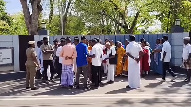 கோவில் நிலம் அருகே பஞ்சாயத்து அலுவலகம் கட்ட எதிர்ப்பு - நெல்லை கலெக்டர் இல்லம் முன்பு கிராம மக்கள் போராட்டம்