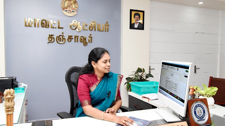 கல்வி உதவித்தொகை பெற கல்லூரி மாணவர்கள் விண்ணப்பிக்கலாம் - கலெக்டர் ரேவதி தகவல்