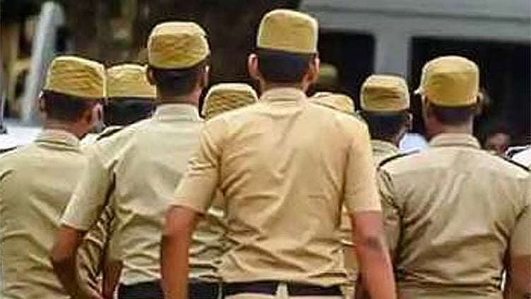 தேனி: போலீஸ் காவலுடன் கோர்ட்டுக்கு வந்த கைதி சுவர் ஏறி குதித்து தப்பியோட்டம்
