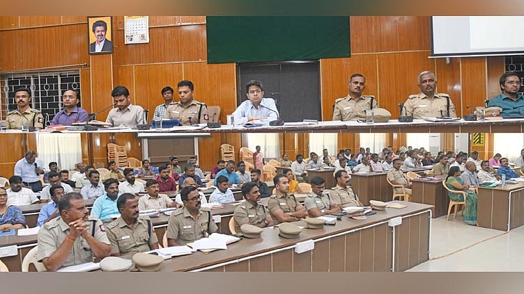 குலசேகரப்பட்டினம் தசரா திருவிழா ஏற்பாடுகள், சட்டம் ஒழுங்கு பராமரிப்பு: கலெக்டர் தலைமையில் ஆலோசனை