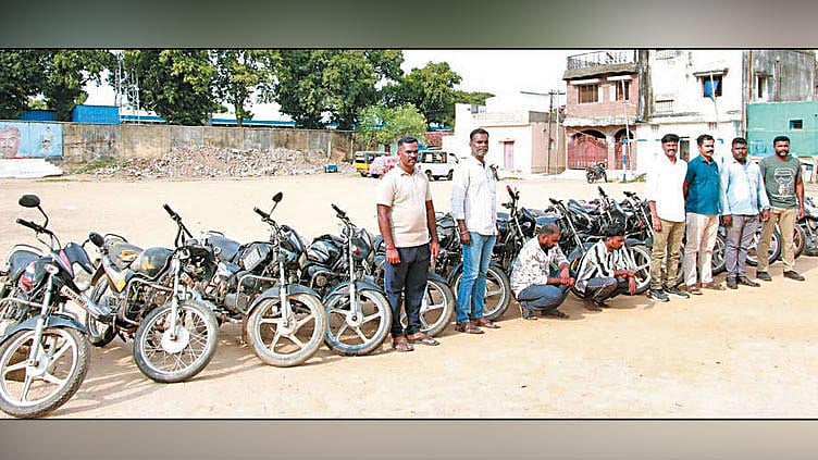 திருவள்ளூர்: மோட்டார் சைக்கிள்களை திருடிய 3 பேர் கைது