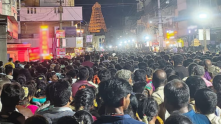 திருவண்ணாமலையில் புரட்டாசி மாத பவுர்ணமியை முன்னிட்டு பக்தர்கள் விடிய விடிய கிரிவலம்