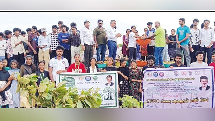 தூத்துக்குடியில் 25 ஆயிரம் பனை விதைகள் நடும் பணி; ஆணையர் பிரியங்கா தொடங்கி வைத்தார்