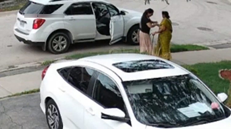நூதன மோசடி; கனடாவில் இந்திய மூதாட்டியிடம் ஆசி பெறுவதுபோல் நகை கொள்ளை - வைரலான வீடியோ