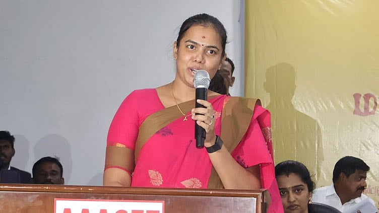 ஆன்லைன் பட்டாசு விற்பனை மோசடி: அமைச்சர் கீர்த்தனா எச்சரிக்கை