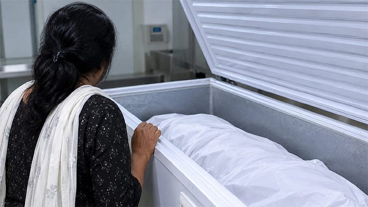 மும்பையில் தந்தையின் உடலை 4 ஆண்டுகள் குளிர்சாதனப் பெட்டியில் பாதுகாத்த மகள்!