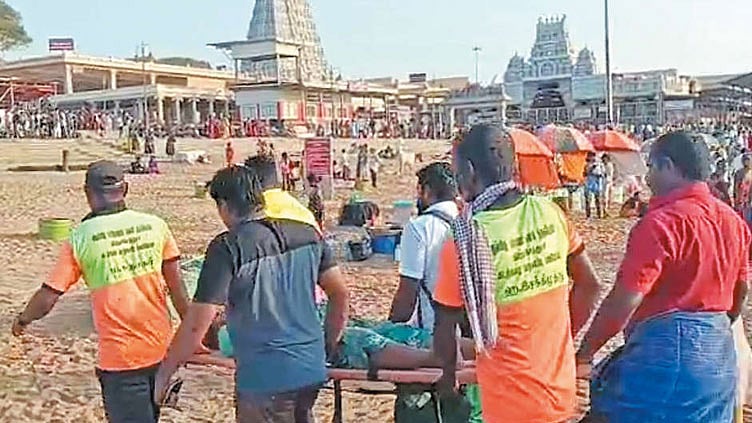 திருச்செந்தூரில் கடல் சீற்றம்: புனித நீராடிய 5 பக்தர்களின் கால் முறிந்தது