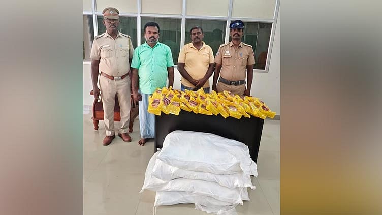 கோவில்பட்டியில் 600 கிலோ புகையிலை பொருட்கள், பணம், கார் பறிமுதல்: 2 பேர் கைது