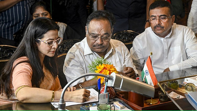 பா.ஜ.க.வில் சேர்ந்த சில மணிநேரத்தில் மாநிலங்களவை எம்.பி. பதவிக்கு வேட்பு மனு தாக்கல் செய்த நடிகை கோயல் மல்லிக்