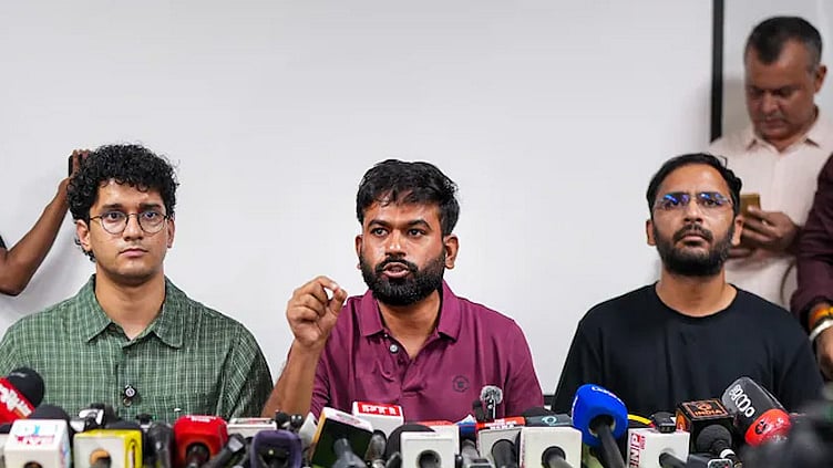 அபிஜித் தீப்கேவை கைது செய்ய அரசு திட்டம்: கரப்பான் பூச்சி ஜனதா கட்சி குற்றச்சாட்டு