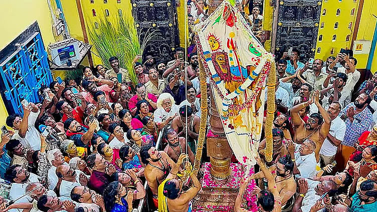 தசரா திருவிழா: குலசேகரன்பட்டினம் முத்தாரம்மன் கோவிலில் இன்று கொடியேற்றம்