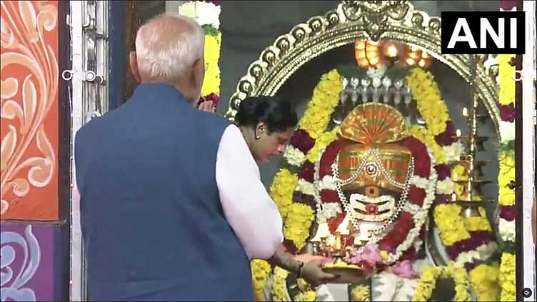 ஜலகண்டேஸ்வரா் கோவிலில் பிரதமர் மோடி சாமி தரிசனம்