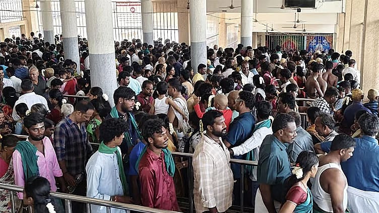 விடுமுறை தினம்: திருச்செந்தூரில் குவிந்த பக்தர்கள்.. 3 மணி நேரம் காத்திருந்து தரிசனம்