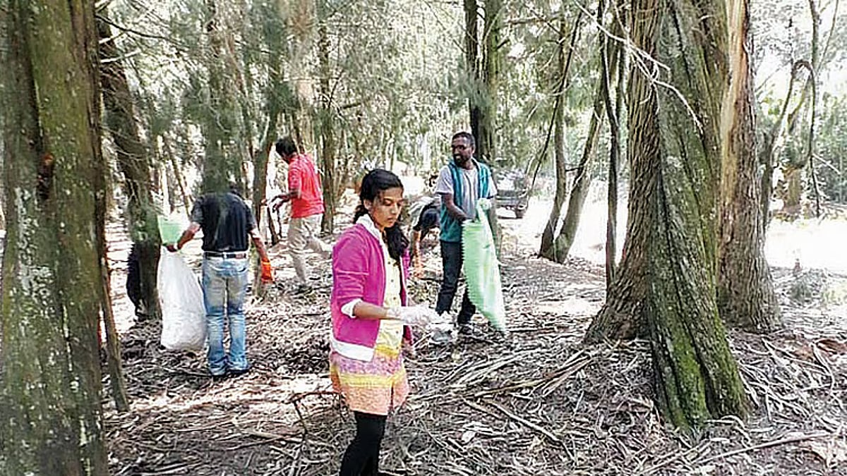 குன்னூர் வனப்பகுதியில் ஒரு டன் பிளாஸ்டிக் கழிவுகள் அகற்றம்
