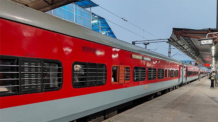தீபாவளி பண்டிகைக்கு 95 சிறப்பு ரெயில்கள் இயக்கப்படுகிறதா..? - வெளியான ...