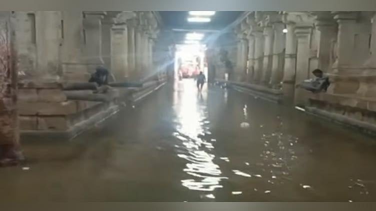திருச்செந்தூர் கோவிலுக்குள் மழைநீர் தேங்கியதால் பக்தர்கள் அவதி