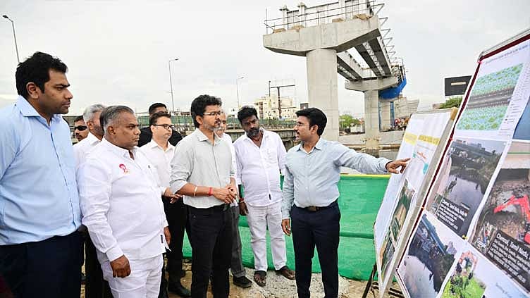 தென் சென்னை வெள்ளத்தடுப்பு பணிகள்: ஒக்கியம் மடுவு பகுதியில் முதல்-அமைச்சர் ஜோசப் விஜய் நேரில் ஆய்வு
