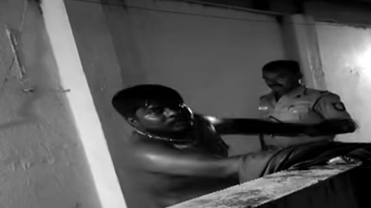 மசூதிக்குள் புகுந்து பொருட்களை அடித்து நொறுக்கிய போதை ஆசாமி
