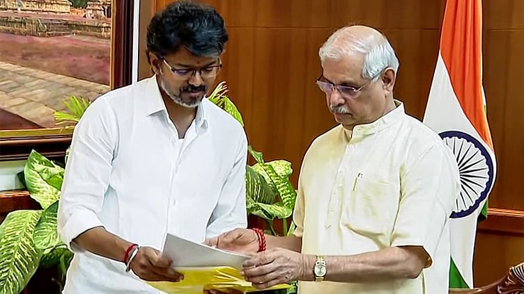 இன்று கவர்னர் அர்லேகரை சந்திக்கிறார் முதல்-அமைச்சர் விஜய்