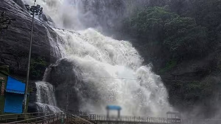குற்றால அருவிகளில் வெள்ளப்பெருக்கு: சுற்றுலாப் பயணிகள் குளிக்கத் தடை