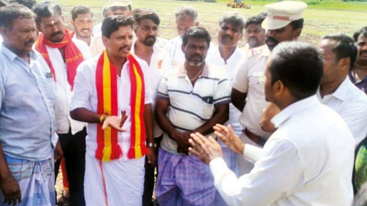 உதவி கலெக்டர் ,தாசில்தாருடன் ஸ்ரீவைகுண்டம் தவெக எம்.எல்.ஏ வாக்குவாதத்தில் ஈடுபட்டதால் பரபரப்பு