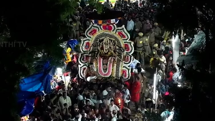குலசேகரன்பட்டினம் சூரசம்ஹாரம்: மகிஷனை வதம் செய்ய சிம்ம வாகனத்தில் புறப்பட்ட முத்தாரம்மன்