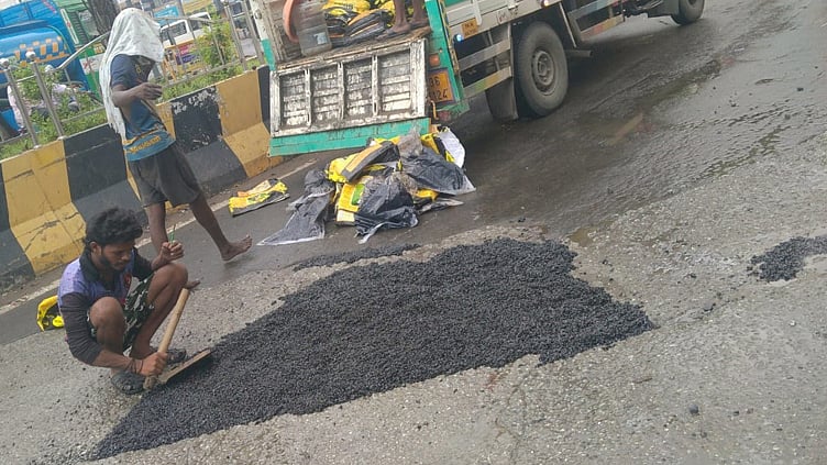வடகிழக்குப் பருவமழை: சென்னையில் ரூ.21.80 கோடி மதிப்பீட்டில் சாலைகளில் உள்ள பள்ளங்களை சீர்செய்யும் பணி