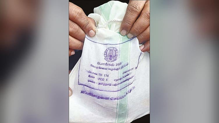 தமிழக அரசின் இலவச வேட்டியால் தயாரிக்கப்பட்ட இருமுடி பை: சபரிமலையில் ரூ.300-க்கு விற்பனை!