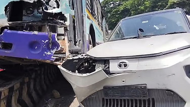 சென்னை ஐகோர்ட்டு அருகே அரசு பேருந்து விபத்து: 13 கார்கள் சேதம்