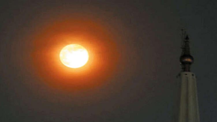 செந்நிறத்தில் ஜொலித்த முழு நிலவு: ஆர்வத்துடன் ரசித்த பொதுமக்கள்