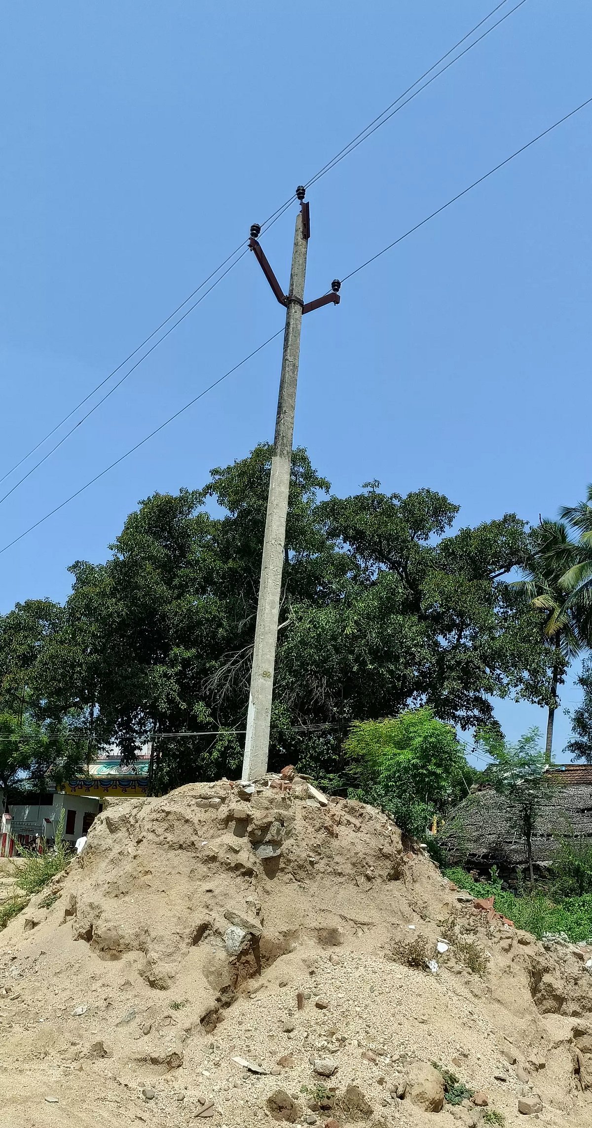 மணல் கொள்ளையால் ஆபத்தான நிலையில் உள்ள மின்கம்பங்கள்