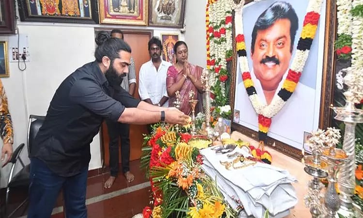 விஜயகாந்த் உருவப்படத்திற்கு மரியாதை செலுத்திய நடிகர் சிலம்பரசன்