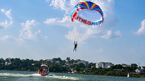 A tourist from Khulna died on Saturday after falling into the Bay of Bengal when the rope attached to his parasailing equipment reportedly snapped at Darianagar along Marine Drive. Representational Image