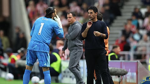 Arsenal manager Mikel Arteta talks to goalkeeper David Raya during the Premier League match against Sunderland.