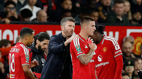 Manchester United manager Michael Carrick with Benjamin Sesko.