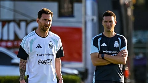 Argentina captain Lionel Messi and head coach Lionel Scaloni (R)  during a training session.