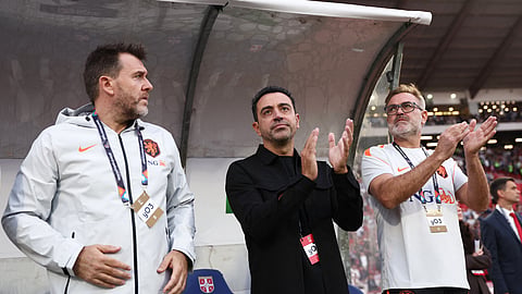 Netherlands coach Xavi Hernandez (C).