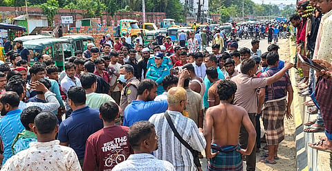 The drivers staged the blockade from 9:30am to 11am, demanding the reopening of a U-turn for auto-rickshaw movement and an end to dumping activities