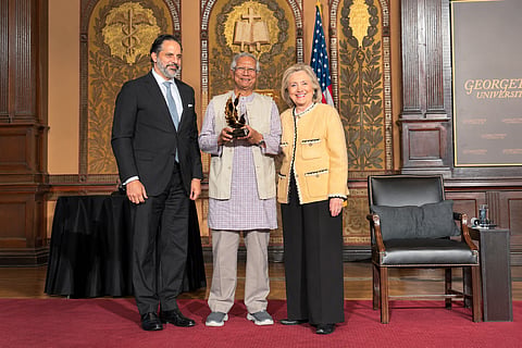 Dr Yunus with the award 