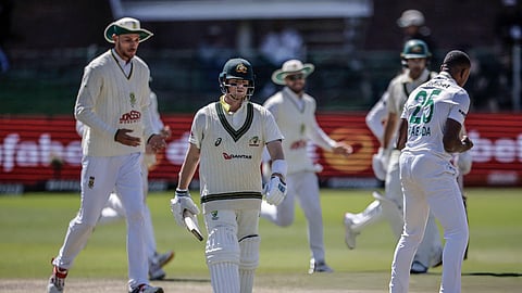 South Africa’s Kagiso Rabada (R) celebrates dismissing Australia’s Steven Smith (2nd L) on day five of the second Test in Gqeberha on 22 October 2026.