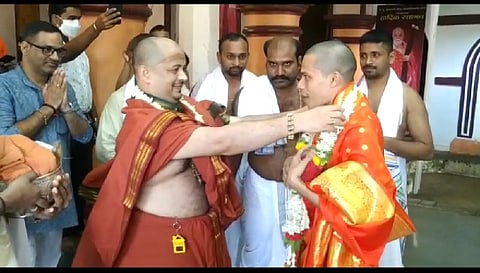 कवळे मठाचे मठाधिपती शिवानंद सरस्वतीचे गोकर्ण पर्तगाळी मठात स्वागत करताना विद्याधीश स्वामी बाजूला मठानुयायी (Goa)