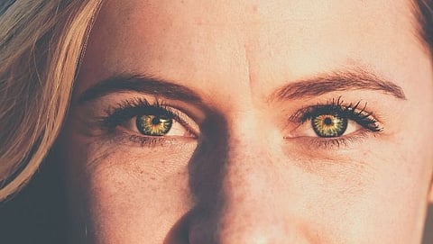 सकाळी उठल्यानंतर डोळे सुजलेले दिसत असेल तर फॉलो करा या टिप्स