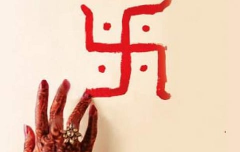Swastika: घराच्या मुख्य दारावर का काढतात स्वस्तिक चिन्ह? जाणून घ्या महत्त्व आणि फायदे 
