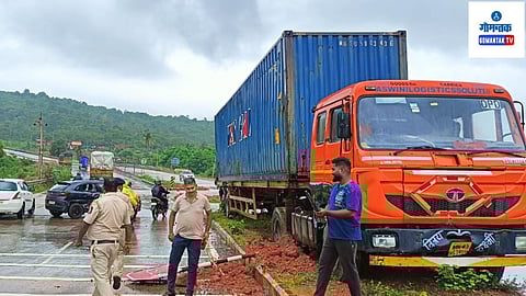न्हयबाग पोरस्कडे येथे चारचाकी व मालवाहू ट्रक यांच्यात अपघात