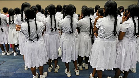 धक्कादायक! शाळेतील 80 मुलींना शर्ट काढण्याचा मुख्याध्यापकांनी दिला आदेश; वाचा काय आहे नेमकं प्रकरण? 